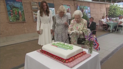С церемониален меч кралица Елизабет II разряза тортата за рождения си ден