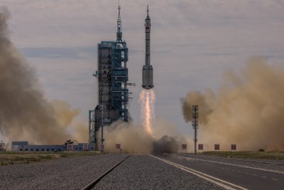 Китай изпрати първия екипаж на новата си космическа станция Капсулата