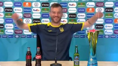 Украински футболист се пошегува с бутилките, Роналдо и Погба