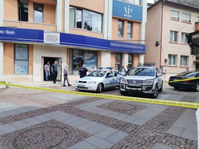 По непотвърдена информация мъжът който ограби банка в Дупница е