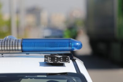 Полицията в Годеч задържа 19 годишна жена за грабеж над възрастна