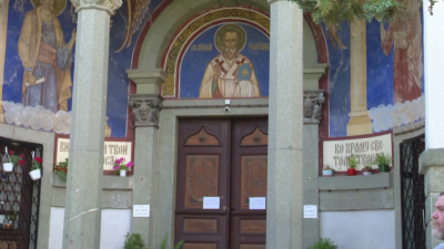 Неизвестни за сега извършители са разбили църквата Свети Николай в