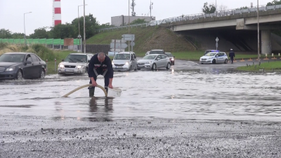 Пороен дъжд в Бургас Лошото време направи почти непроходимо кръговото