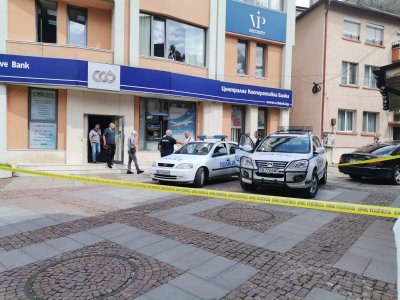 Въоръженият мъж който извърши банков обир в Душница е откраднал
