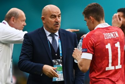 Треньорът на Русия отговори на Роналдо, отпивайки от безалкохолното