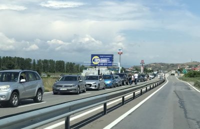 Дълги опашки на границата с Гърция българите чакат по