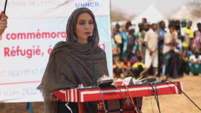 Холивудската звезда Анджелина Джоли посети лагер за бежанци в Буркина