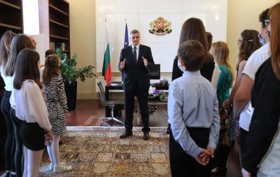 Стефан Янев запозна "малките министри" с дейността на служебното правителство