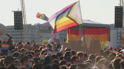 Парламентът на Унгария прие закон който забранява популяризирането на хомосексуалността