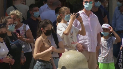 Падат маските на открито в Италия