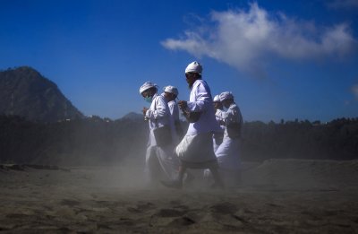 Хиляди поклонници се втурнаха по склоновете на активен индонезийски вулкан