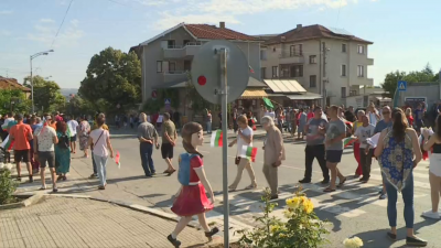 Жители на Обзор се събраха в центъра на града за