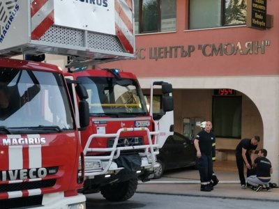 Цяла нощ гасиха пожара в бизнес сградата в Смолян