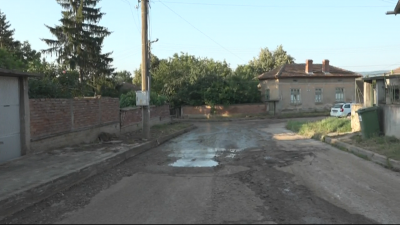 Тежка техника разчиства отнесените след пороя улици в Долна Оряховица