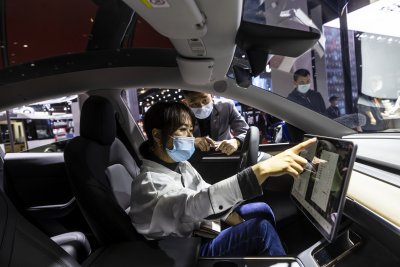 "Тесла" изтегля 285 000 коли от китайския пазар заради проблеми със софтуера