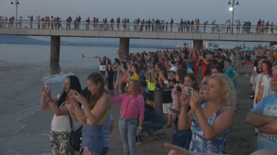 Хиляди посрещнаха първото юлско слънце на плажовете в Бургас Варна