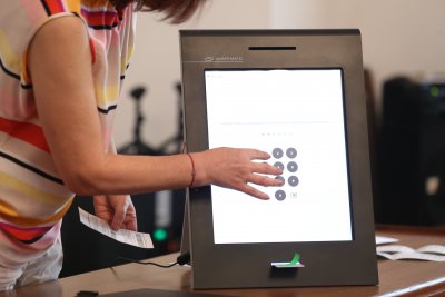 ЦИК: Машините за гласуване могат да работят до 60 градуса температура