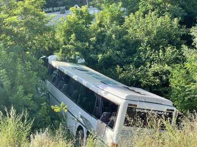 Автобус излезе от пътя и падна в канавка в Стара Загора