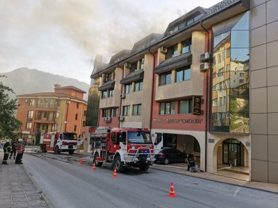 Пожар гори в бизнес център в Смолян