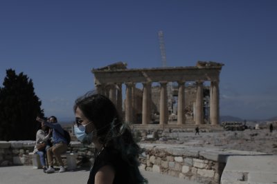 Очаква се маските на открито в Гърция да отпаднат от 24 юни