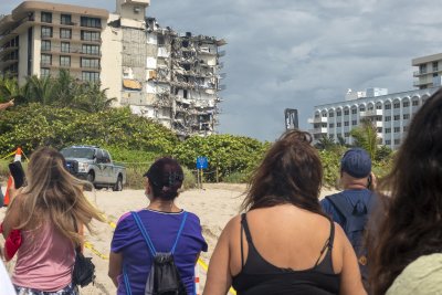 Расте броят на издирваните след рухването на сграда в Маями