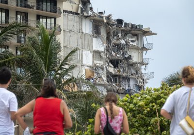 Екипи претърсващи отломките на срутената жилищна сграда във Флорида са