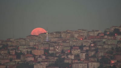 Красиви кадри от Истанбул където беше запечатана Ягодова супер луна Тя