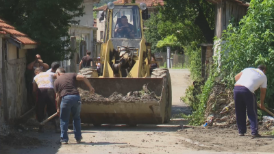 Над 15 тона тиня и боклуци събраха за ден след наводнението в Котел