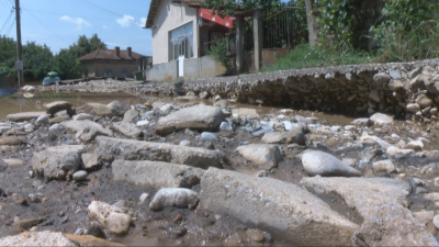 Десетки семейства бедстват в община Горна Оряховица, унищожена е част от пътната настилка