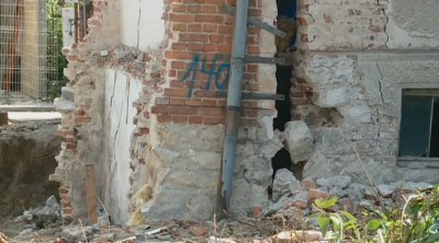 Къща в Пловдив се разцепи заради строителен изкоп, може да рухне