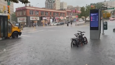 Наводнени станции на метрото частично потопени коли и прекъснати пътни
