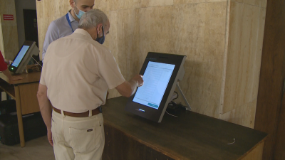 Възрастни русенци чакат на опашка за пробно машинно гласуване