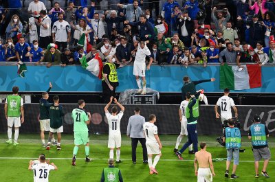 Италия извоюва мястото си на полуфинал