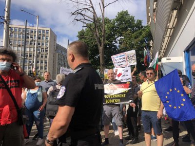 Протест пред сградата на ДНСК