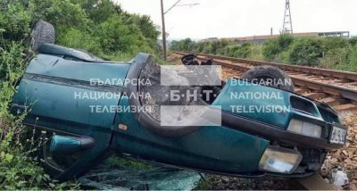 Влак смаза лек автомобил край карловското село Дъбене