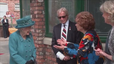 Британската кралица Елизабет Втора посети декорите на сериала Улица Коронация