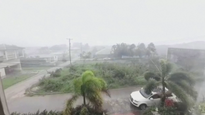 Ураганът Елза бушува на Барбадос и Сейнт Винсент Вятърът духа