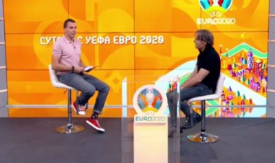 Актьорът Васил Бинев в ролята на футболен коментатор