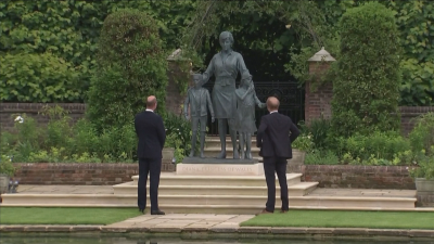 Уилям и Хари откриха статуя на принцеса Даяна (Снимки)