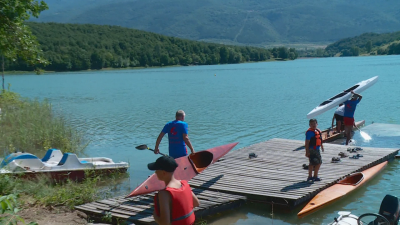 Ветерани тренират с млади състезатели кану-каяк в Асеновград