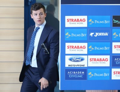 Диксън се чувства подведен, опита да се защити след провала на сделката