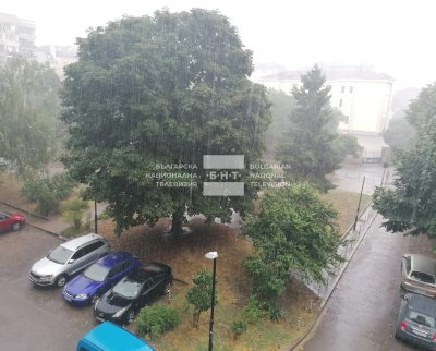 Силна буря с проливен дъжд затрудни движението в София