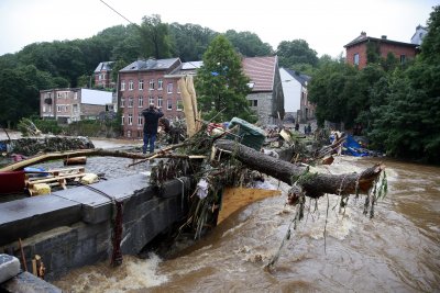 Продължават унищожителните наводнения в Западна Европа най малко 70 са