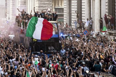 Отборът на Италия направи своя шампионски парад в Рим (Снимки)