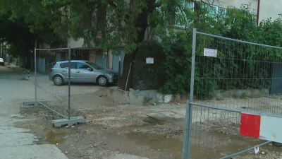 Силни струи вода избиват на няколко места по улиците Модър