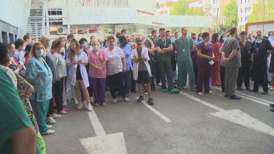 Медици от "Пирогов" протестираха след уволнението на проф. Балтов (Обзор)