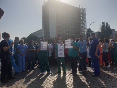 Втори ден медици протестират пред "Пирогов"