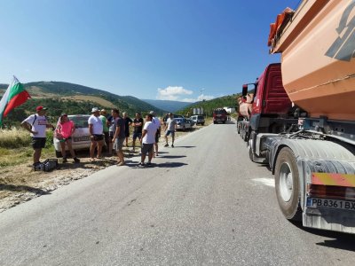 Жители на родопските села Белащица и Гълъбово блокираха тази сутрин