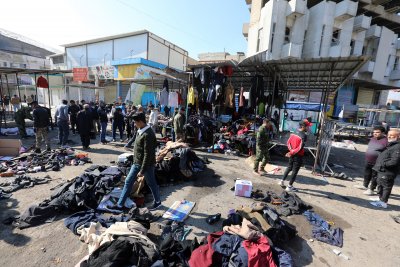 Най-малко 28 души загинаха при експлозия на оживен пазар в Багдад