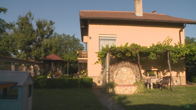 На село през лятото: Българите предпочитат къща с двор и зеленчуци